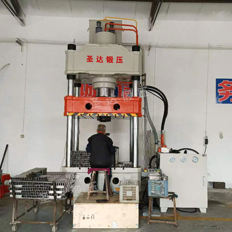 315噸三梁四柱液壓機(jī)客戶(hù)現(xiàn)場(chǎng)